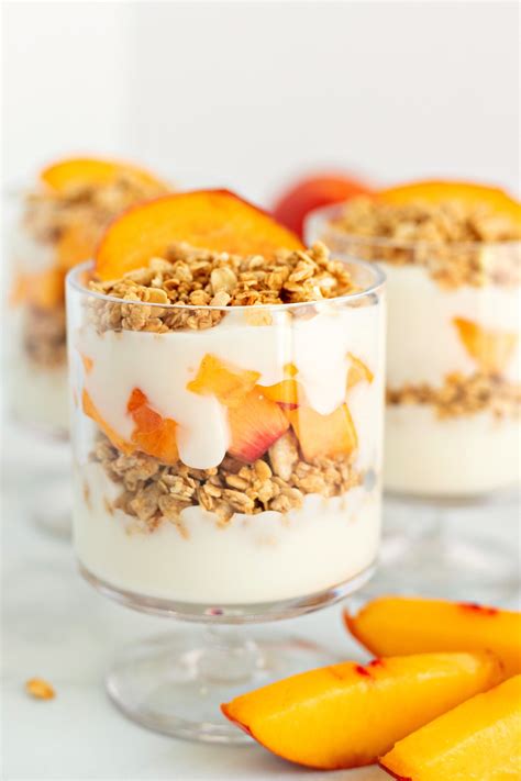 How many protein are in yogurt parfait with peaches and cream with granola, large - calories, carbs, nutrition